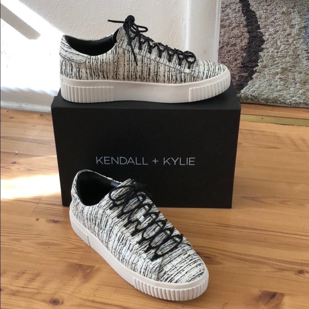 Kendall & Kylie size 10 Reese sneakers